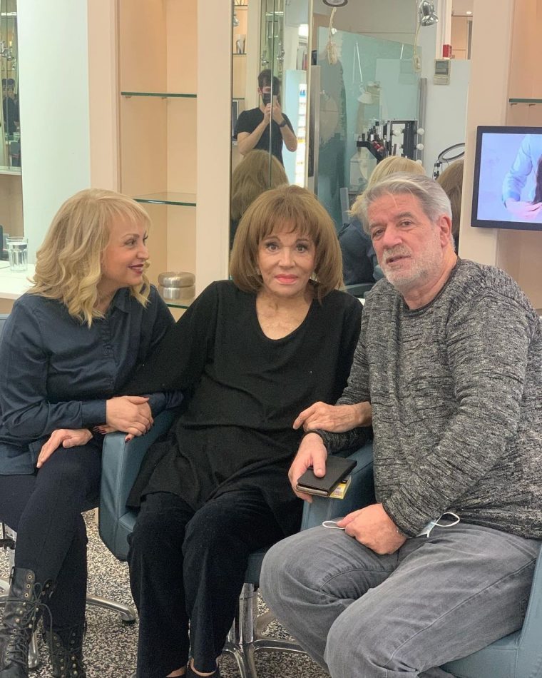 Η Τέτα Καμπουρέλη με τη Μαίρη Χρονοπούλου και τον Φίλιππο Σοφιανό.