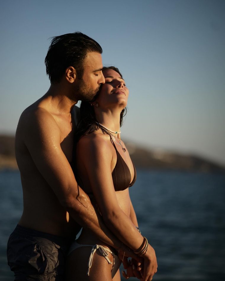 Photo-shared-by-Andreas-Geo-on-August-14-2024-tagging-@simoni.chr.-May-be-an-image-of-1-person-people-kissing-beach-and-water..jpg