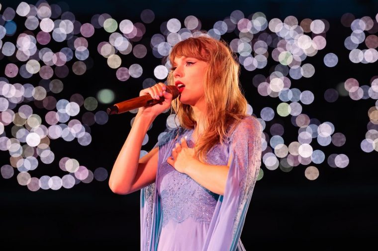 Photo-by-Taylor-Swift-on-August-21-2024.-Mporei-na-einai-eikona-1-atomo-synaylia-kai-keimeno..jpg