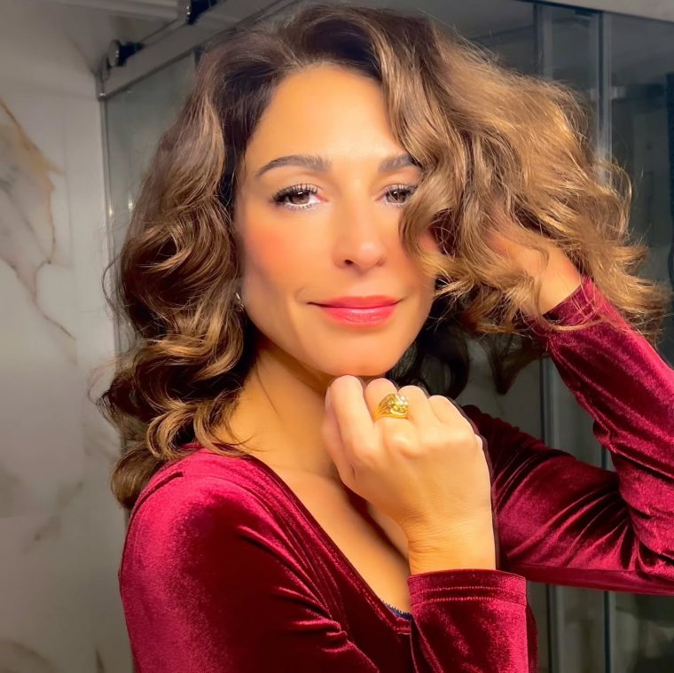Photo-shared-by-Katerina-Papoutsaki-on-November-28-2024-tagging-@tresemmegreece.-Mporei-na-einai-selfie-1-atomo-makigiaz-kai-mallia..jpg