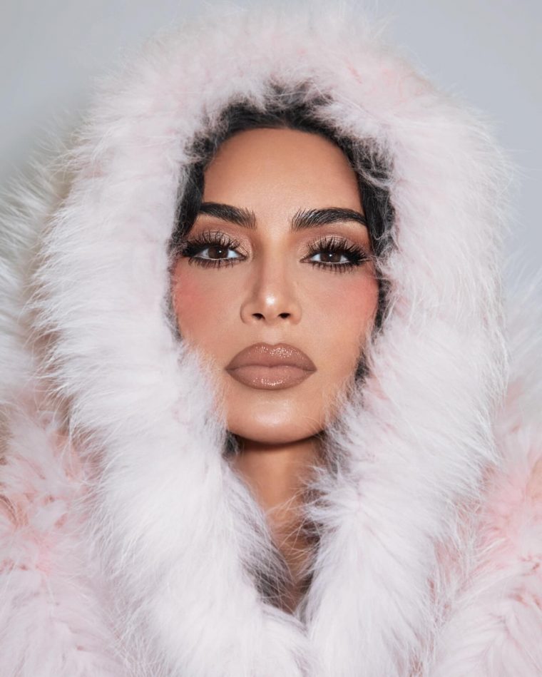 Photo-shared-by-Kim-Kardashian-on-November-12-2024-tagging-@skkn.-Mporei-na-einai-kontinh-lhpsh-1-atomo-eyeliner-makigiaz-palto-apo-zimpelina-palto-se-stil-goosedown-anorak-kai-keimeno..jpg