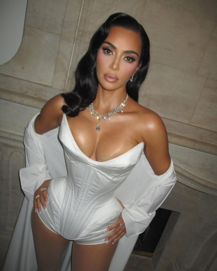 Photo-shared-by-Kim-Kardashian-on-October-20-2024-tagging-@tiffanyandco-and-@muglerofficial.-Mporei-na-einai-eikona-1-atomo-makigiaz-kai-keimeno..jpg