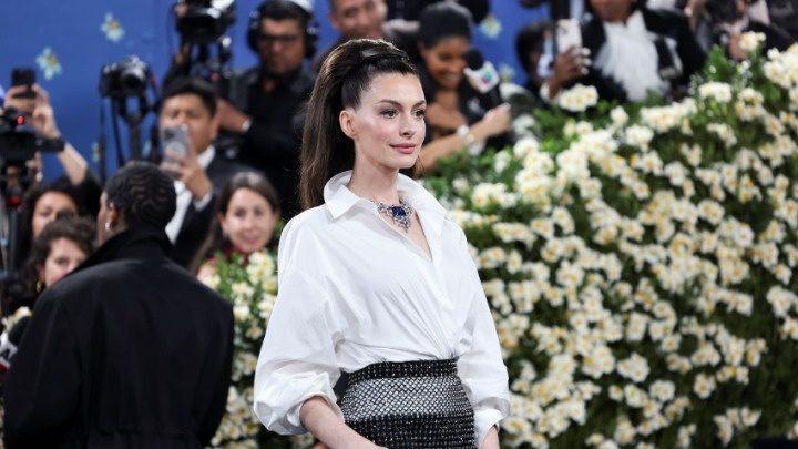anne-hathaway-ape-mpe.jpg