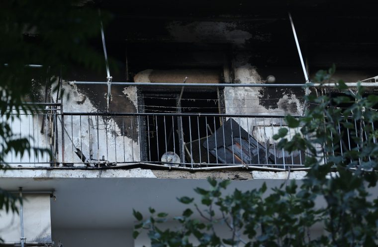 ΦΩΤΙΑ ΣΕ ΠΟΛΥΚΑΤΟΙΚΙΑ ΣΤΑ ΠΑΤΗΣΙΑ ΠΟΥ ΣΤΕΓΑΖΕΤΕ ΤΟ ΔΙΑΜΕΡΙΣΜΑ ΤΟΥ ΗΘΟΠΟΙΟΥ ΠΕΤΡΟ ΦΙΛΙΠΠΙΔΗ