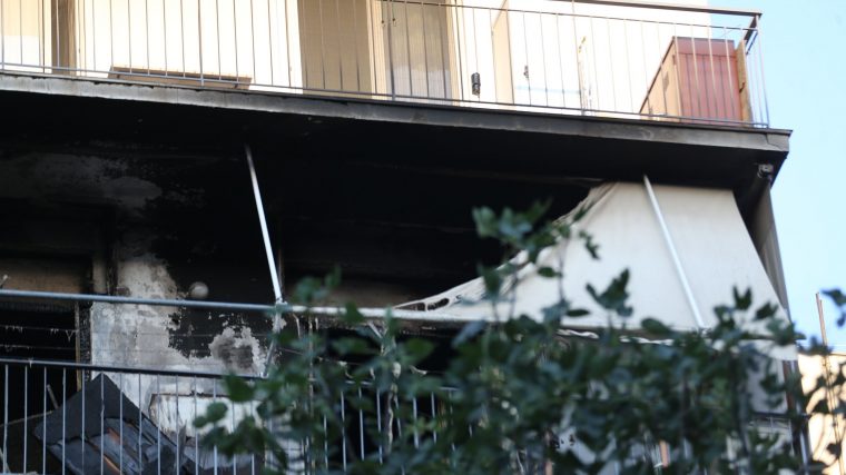 ΦΩΤΙΑ ΣΕ ΠΟΛΥΚΑΤΟΙΚΙΑ ΣΤΑ ΠΑΤΗΣΙΑ ΠΟΥ ΣΤΕΓΑΖΕΤΕ ΤΟ ΔΙΑΜΕΡΙΣΜΑ ΤΟΥ ΗΘΟΠΟΙΟΥ ΠΕΤΡΟ ΦΙΛΙΠΠΙΔΗ