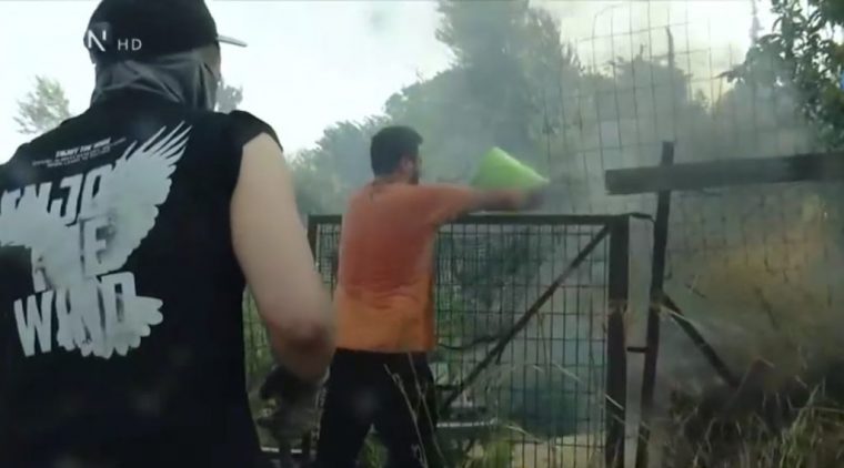 Εικόνα κατοίκων που σβήνουν φωτιά με πρόχειρα μέσα στην Αχαΐα