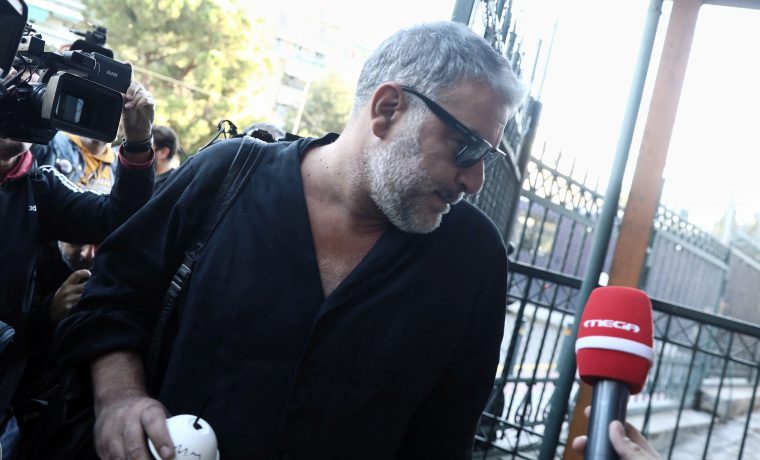 ΔΙΚΗ ΣΤΟ ΑΥΤΟΦΩΡΟ ΤΟΥ ΗΘΟΠΟΙΟΥ ΒΑΣΙΛΗ ΜΠΙΣΜΠΙΚΗ ΓΙΑ ΤΡΟΧΑΙΟ ΑΤΥΧΗΜΑ ΜΕ ΦΘΟΡΕΣ ΣΕ ΣΤΑΘΜΕΥΜΕΝΑ ΙΧ ΑΥΤΟΚΙΝΗΤΑ ΣΤΗΝ ΠΕΡΙΟΧΗ ΤΗΣ ΦΙΛΟΘΕΗΣ