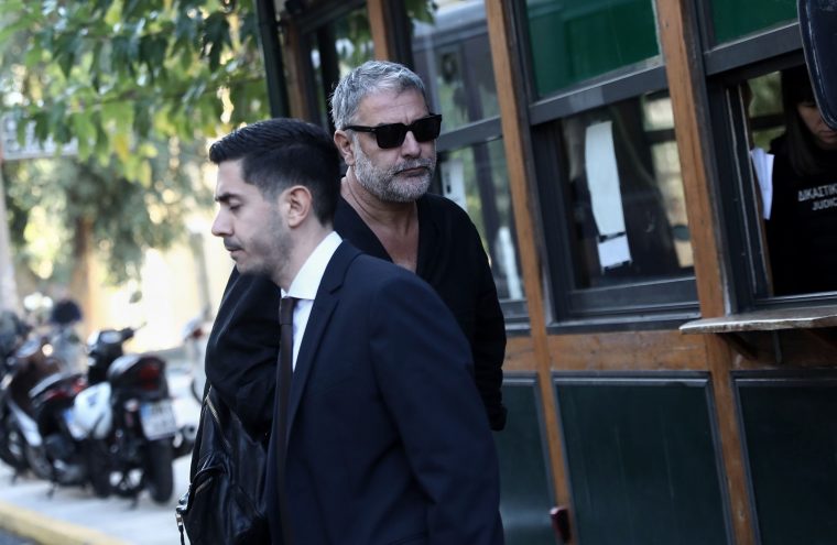 ΔΙΚΗ ΣΤΟ ΑΥΤΟΦΩΡΟ ΤΟΥ ΗΘΟΠΟΙΟΥ ΒΑΣΙΛΗ ΜΠΙΣΜΠΙΚΗ ΓΙΑ ΤΡΟΧΑΙΟ ΑΤΥΧΗΜΑ ΜΕ ΦΘΟΡΕΣ ΣΕ ΣΤΑΘΜΕΥΜΕΝΑ ΙΧ ΑΥΤΟΚΙΝΗΤΑ ΣΤΗΝ ΠΕΡΙΟΧΗ ΤΗΣ ΦΙΛΟΘΕΗΣ