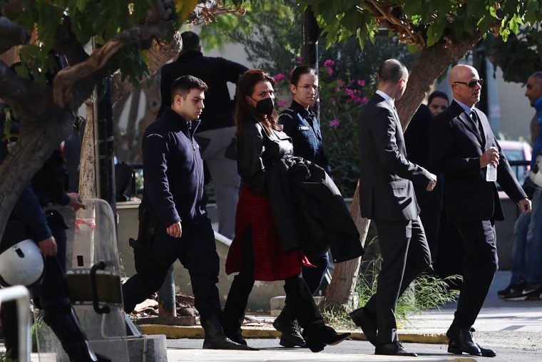 ΜΕΤΑΓΩΓΗ ΣΤΟ ΑΥΤΟΦΩΡΟ ΤΗΣ ΗΘΟΠΟΙΟΥ ΔΗΜΗΤΡΑ ΣΜΑΤΣΟΥΚΑ ΜΕΤΑ ΤΗ ΣΥΛΛΗΨΗ ΤΗΣ ΓΙΑ ΕΠΙΚΙΝΔΥΝΗ ΟΔΗΓΗΣΗ ΧΩΡΙΣ ΔΙΠΛΩΜΑ ΥΠΟ ΤΗΝ ΕΠΗΡΕΙΑ ΑΛΚΟΟΛ