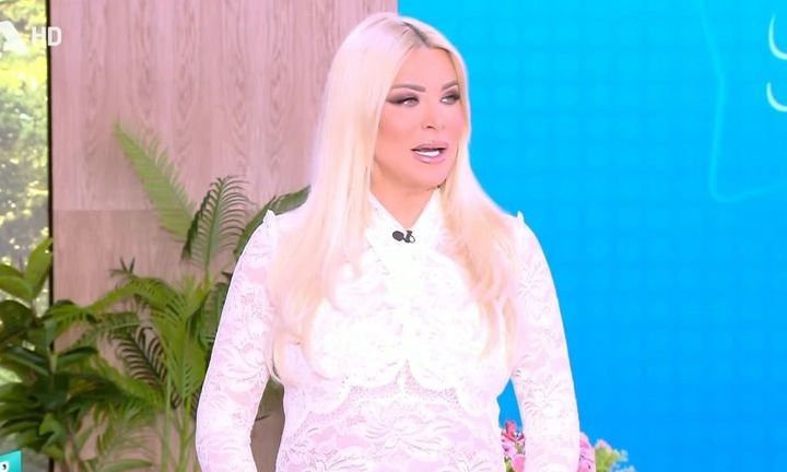 Καινούργιου: Εμφανίστηκε στα λευκά και έκανε αποκάλυψη για τον γάμο της με τον Κουτσουμπή