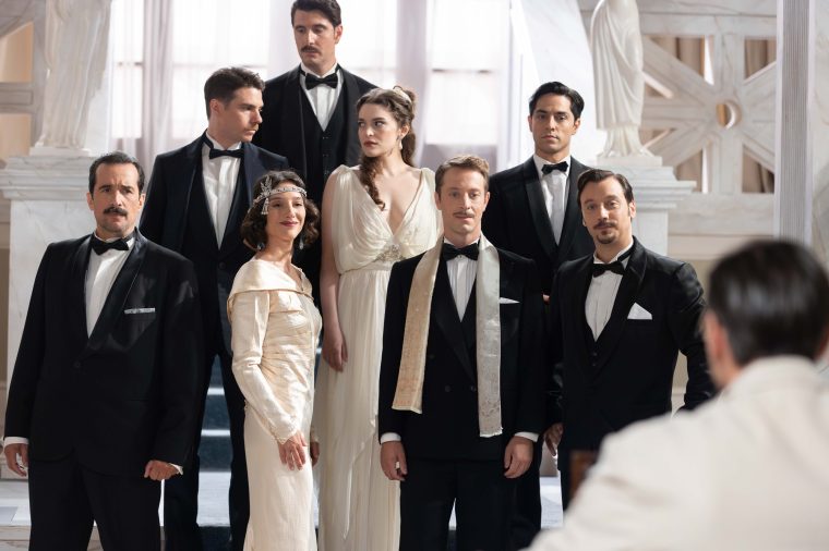 grand-hotel-trailer-backstage-1.jpg