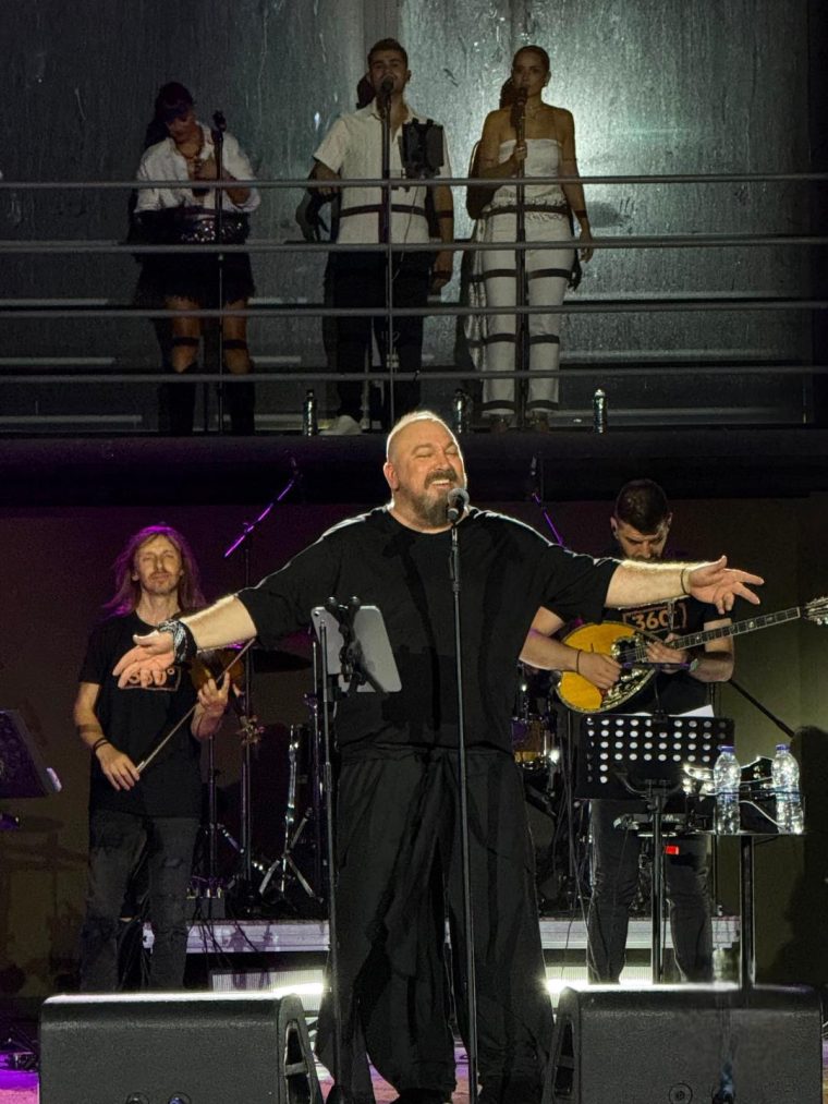 credits-photo-onthestagegr-1.jpg