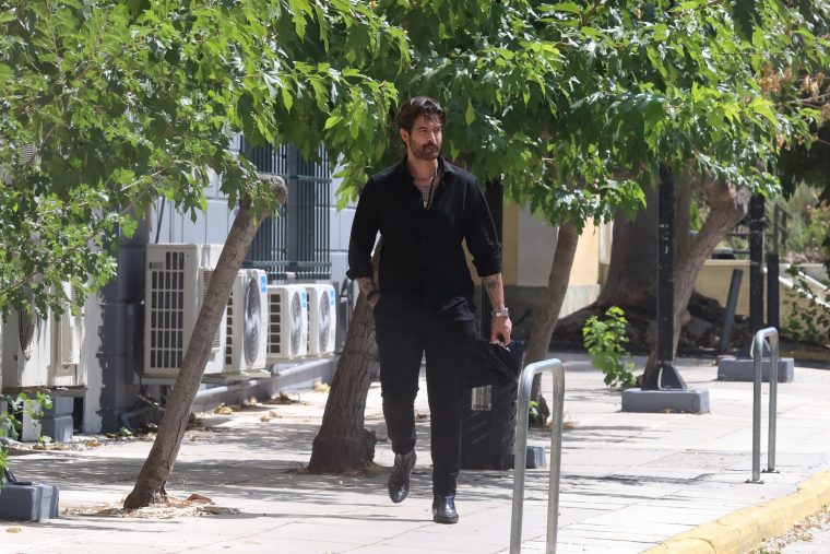 ΣΤΑ ΔΙΚΑΣΤΗΡΙΑ ΤΗΣ ΕΥΕΛΠΙΔΩΝ ΟΔΗΓΗΘΗΚΕ Ο ΑΡΗΣ ΜΟΥΓΚΟΠΕΤΡΟΣ, ΜΕΤΑ ΤΗ ΣΥΛΛΗΨΗ ΤΟΥ ΓΙΑ ΟΔΗΓΗΣΗ ΥΠΟ ΤΗΝ ΕΠΗΡΕΙΑ ΑΛΚΟΟΛ