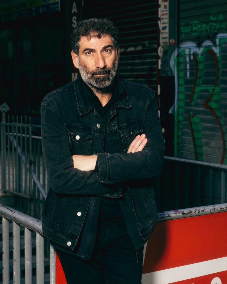giannis-oikonomidis-spasmeni-fleva-sinentefxi-athens-voice.jpg