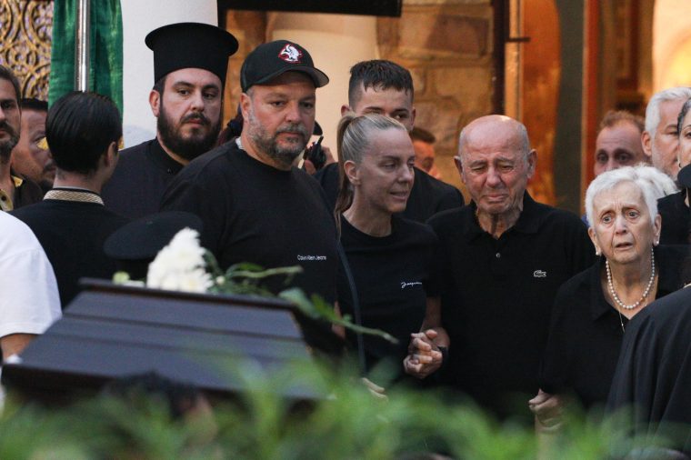 ΛΑΙΚΗ ΑΓΡΥΠΝΙΑ ΚΑΙ ΠΡΟΣΚΥΝΗΜΑ ΣΤΟΝ ΙΕΡΟ ΝΑΟ ΑΓΙΑΣ ΤΡΙΑΔΑΣ ΣΤΗ ΝΙΚΑΙΑ ΓΙΑ ΤΟΝ ΤΡΑΓΟΥΔΙΣΤΗ ΓΙΩΡΓΟ ΜΑΖΩΝΑΚΗ