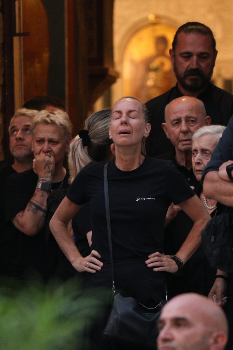 ΛΑΙΚΗ ΑΓΡΥΠΝΙΑ ΚΑΙ ΠΡΟΣΚΥΝΗΜΑ ΣΤΟΝ ΙΕΡΟ ΝΑΟ ΑΓΙΑΣ ΤΡΙΑΔΑΣ ΣΤΗ ΝΙΚΑΙΑ ΓΙΑ ΤΟΝ ΤΡΑΓΟΥΔΙΣΤΗ ΓΙΩΡΓΟ ΜΑΖΩΝΑΚΗ