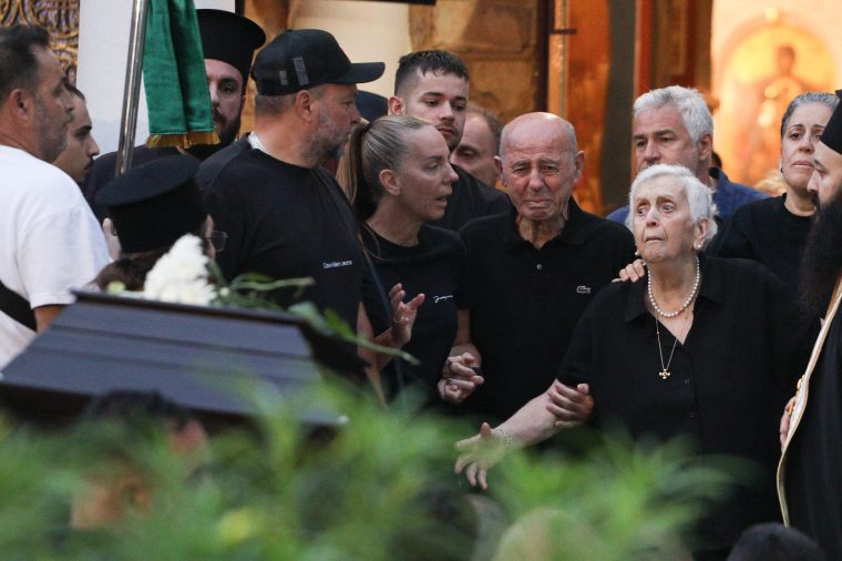 ΛΑΙΚΗ ΑΓΡΥΠΝΙΑ ΚΑΙ ΠΡΟΣΚΥΝΗΜΑ ΣΤΟΝ ΙΕΡΟ ΝΑΟ ΑΓΙΑΣ ΤΡΙΑΔΑΣ ΣΤΗ ΝΙΚΑΙΑ ΓΙΑ ΤΟΝ ΤΡΑΓΟΥΔΙΣΤΗ ΓΙΩΡΓΟ ΜΑΖΩΝΑΚΗ