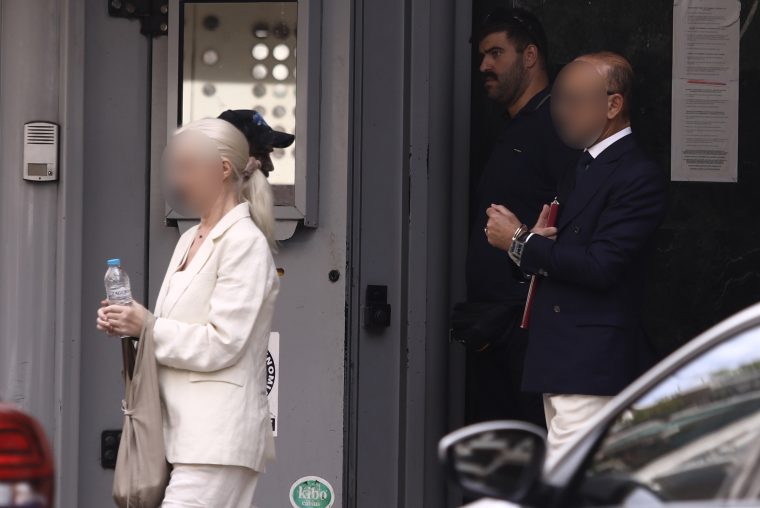 ΑΤ ΚΥΨΕΛΗΣ - ΜΕΤΑΓΩΓΗ ΣΤΟΝ ΑΝΑΚΡΙΤΗ ΤΟΥ ΖΕΥΓΟΥΣ ΤΩΝ ΓΙΑΤΡΩΝ ΠΟΥ ΣΥΝΕΛΛΗΦΘΗΣΑΝ ΓΙΑ ΤΟΝ ΘΑΝΑΤΟ ΤΟΥ ΓΙΩΡΓΟΥ ΜΑΖΩΝΑΚΗ