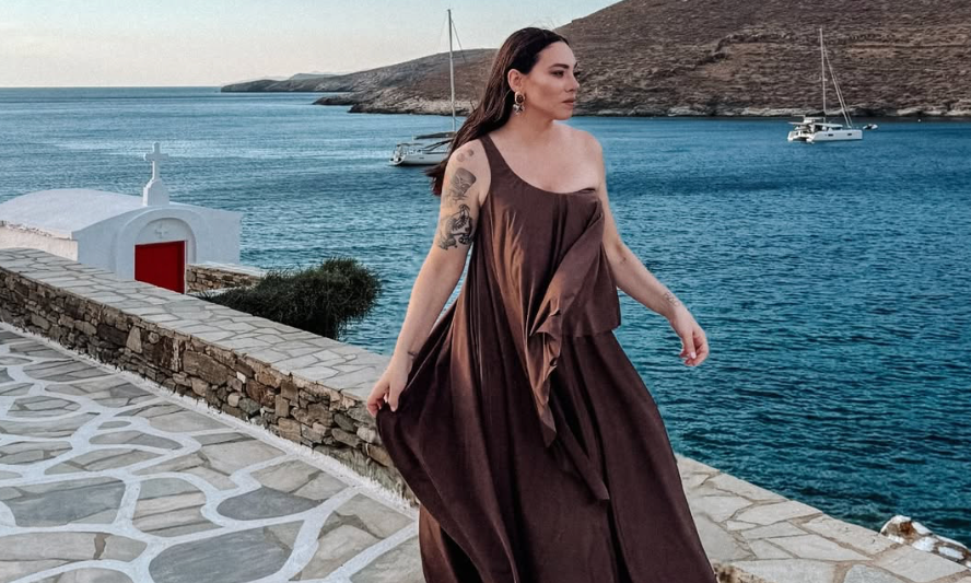 Εντυπωσιακή η Ευρυδίκη Βαλαβάνη στον γάμο της αδερφής της στην Κύθνο – Η εμφάνιση που συζητήθηκε!